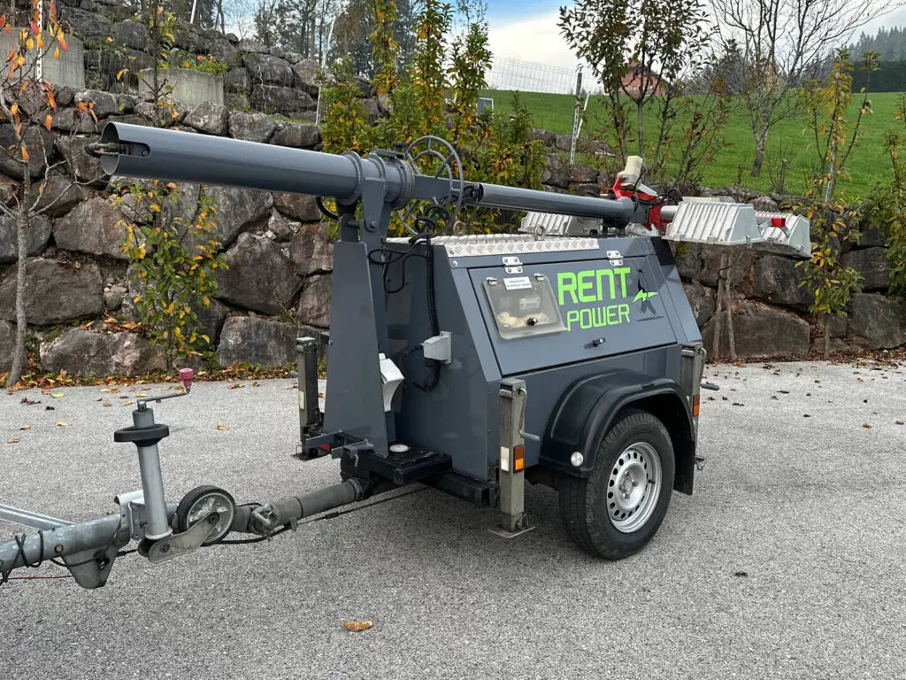 Mobiler Flutlichtmast mit einer Arbeitshöhe von 9 m bestückt mit 4 Stück Scheinwerfer mit je 85.000 Lumen