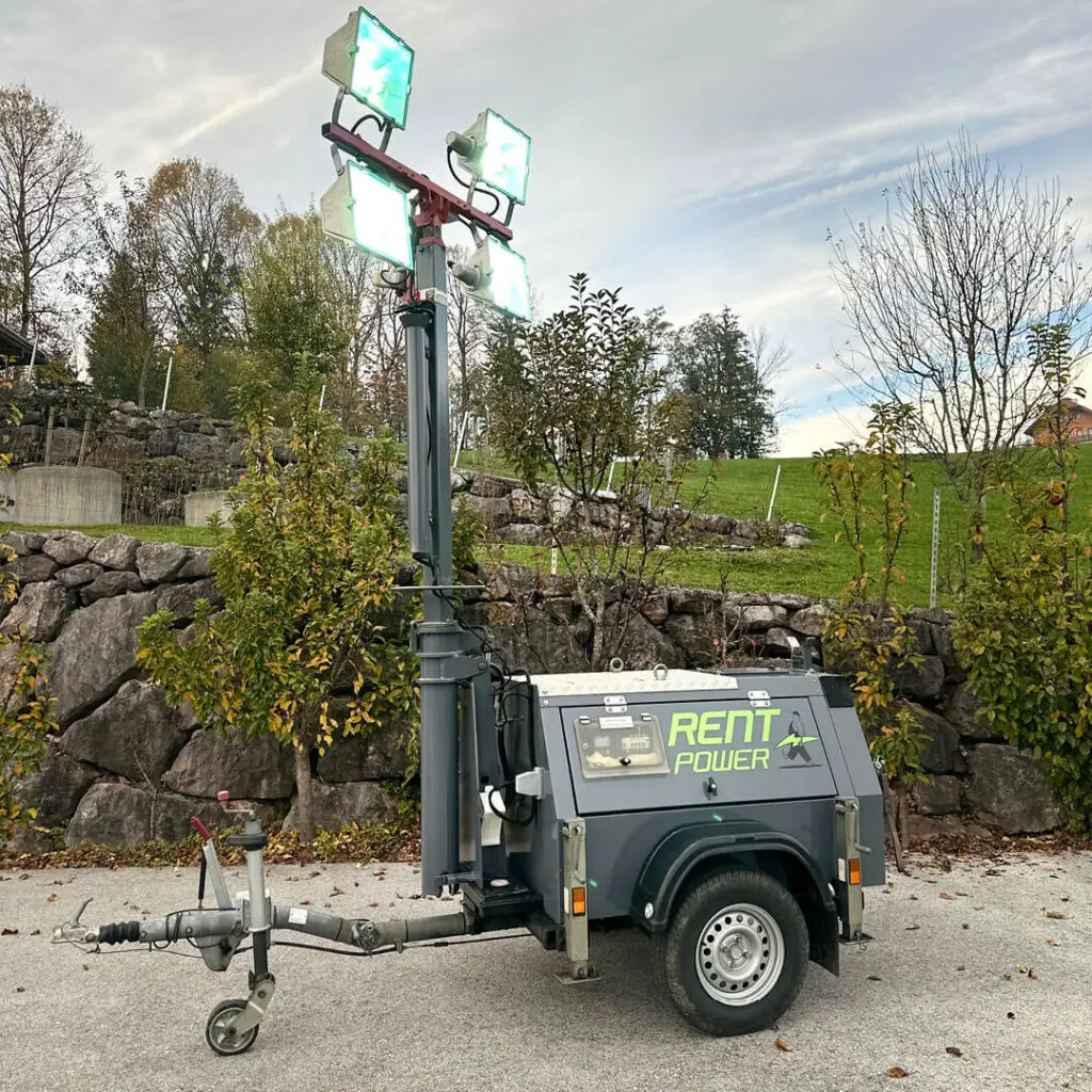 Mobiler Flutlichtmast mit einer Arbeitshöhe von 9 m bestückt mit 4 Stück Scheinwerfer mit je 85.000 Lumen