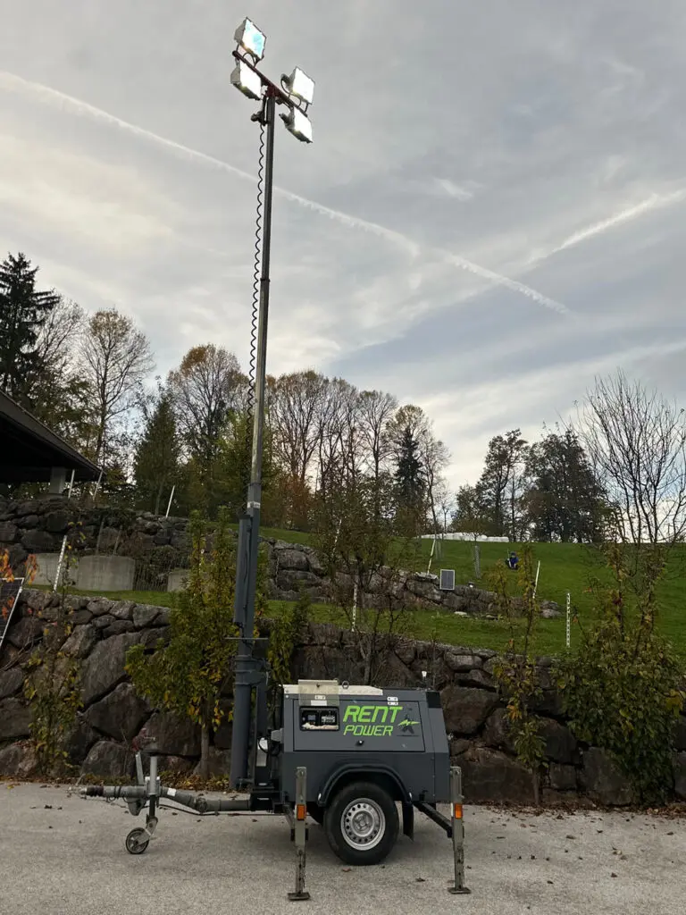 Mobiler Flutlichtmast mit einer Arbeitshöhe von 9 m bestückt mit 4 Stück Scheinwerfer mit je 85.000 Lumen