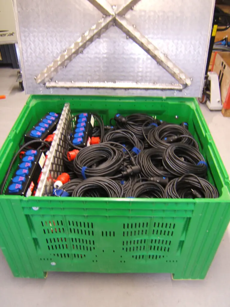 Kabelbox groß - Beinhaltet 70 Stück Tischverteiler 3-fach, 7 Stück Verteilerleisten CEE 5x 16A, Schukoverlängerungen in verschiedenen Längen mit 1.100 Meter CEE-Euroverlängerungn in verschiedenen Längen mit 215 Meter
